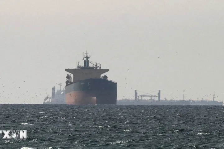 Tổng thống Mỹ khẳng định eo biển Hormuz vẫn duy trì giao thông thương mại