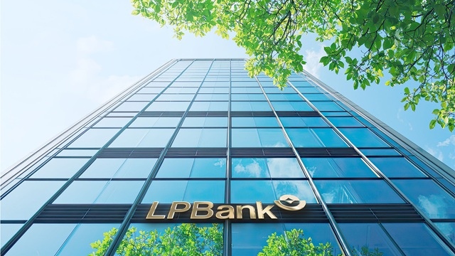 LPBank báo lãi gần 6,000 tỷ đồng, thu ngoài lãi tăng 33% sau 6 tháng đầu năm 2026