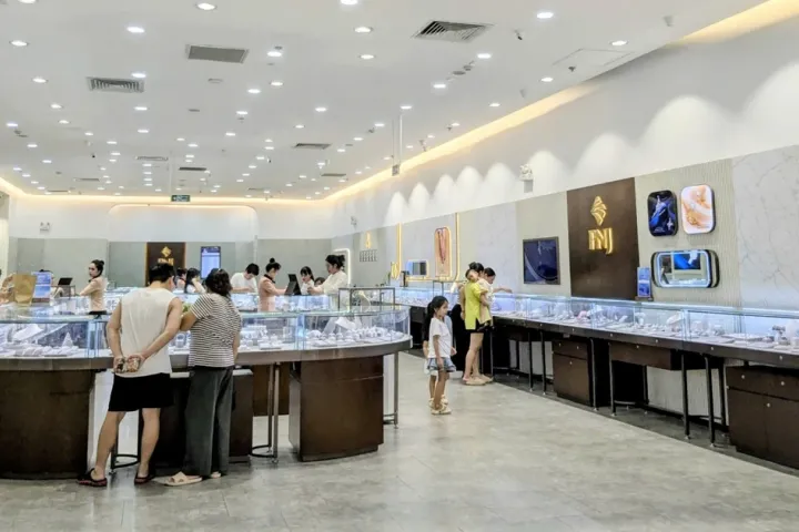 Áp lực xả hàng dồn dập ngay đầu phiên, PNJ rơi về vùng giá thấp nhất gần 6 năm