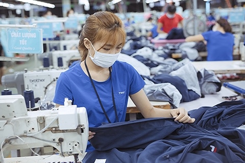 Hãng may TNG báo lãi cao kỷ lục, cổ phiếu vẫn dò đáy