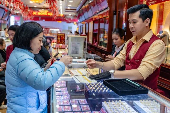Giá vàng hôm nay 24/7: Vàng SJC và vàng thế giới đồng loạt giảm