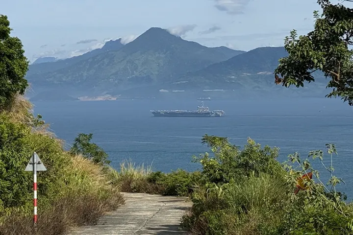 Cận cảnh tàu sân bay USS George Washington vừa đến Đà Nẵng trong chuyến thăm hữu nghị