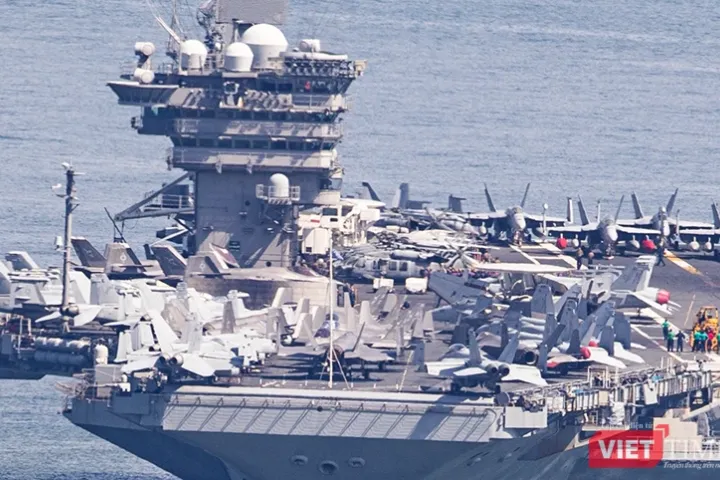 Cận cảnh tàu sân bay USS George Washington vừa đến Đà Nẵng