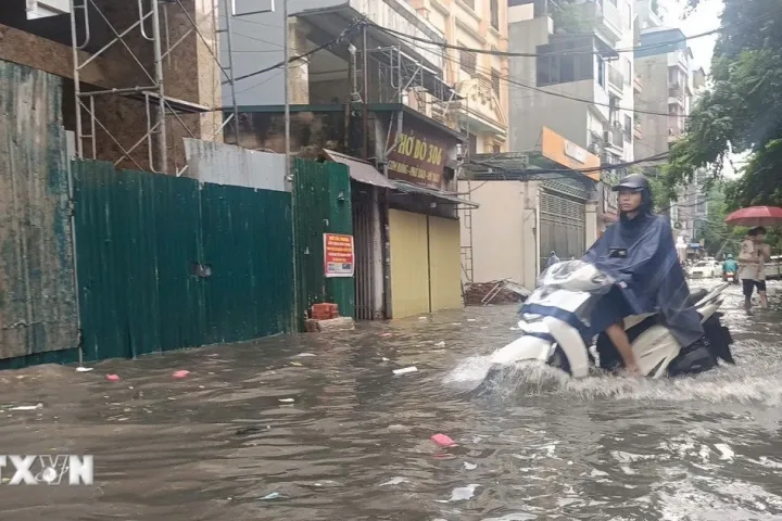 Hà Nội kịp thời tiêu thoát nước tại các điểm ngập úng cục bộ do mưa lớn