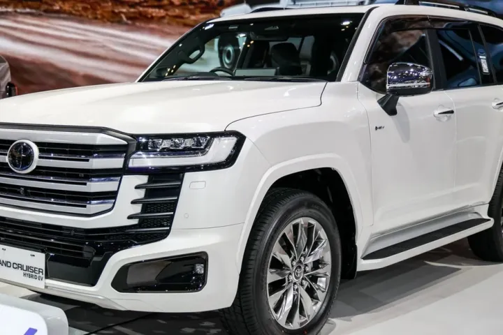 Hé lộ ngày Toyota Land Cruiser hybrid ra mắt, đại lý báo giá chênh tới 900 triệu đồng