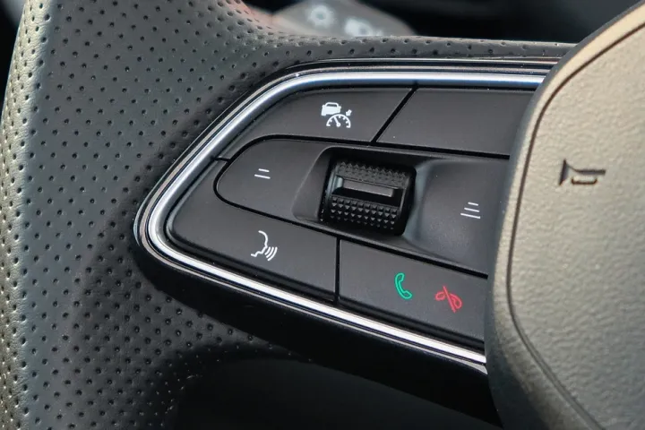 Đi cao tốc với cruise control và ACC, tài xế ô tô cần lưu ý gì để tránh đại họa?