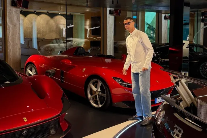 Cristiano Ronaldo khoe dàn "đồ chơi" đắt đỏ trên Facebook