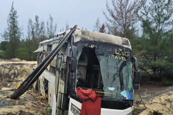 Xe khách lao xuống hố sâu bên đường, 18 hành khách thoát nạn