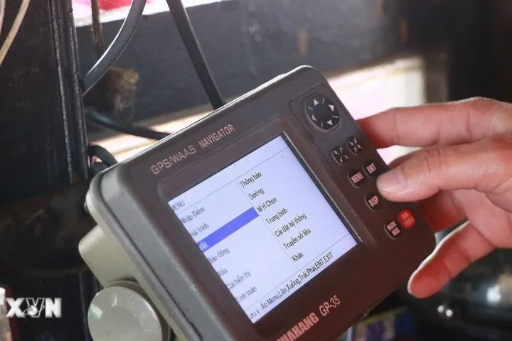 Bắt giữ 2 tàu cá tàng trữ, vận chuyển trái phép thiết bị VMS của tàu cá khác