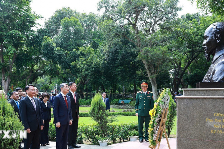 Thủ tướng Lê Minh Hưng tưởng niệm Chủ tịch Hồ Chí Minh tại New Delhi