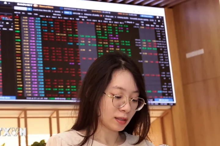 VN-Index tăng hơn 25 điểm nhờ cổ phiếu đầu ngành bất động sản