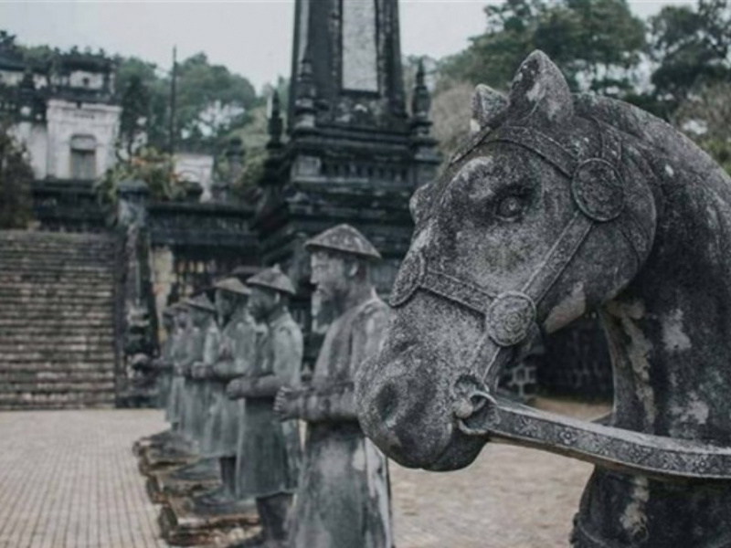 Vết bùn trên chân ngựa đá