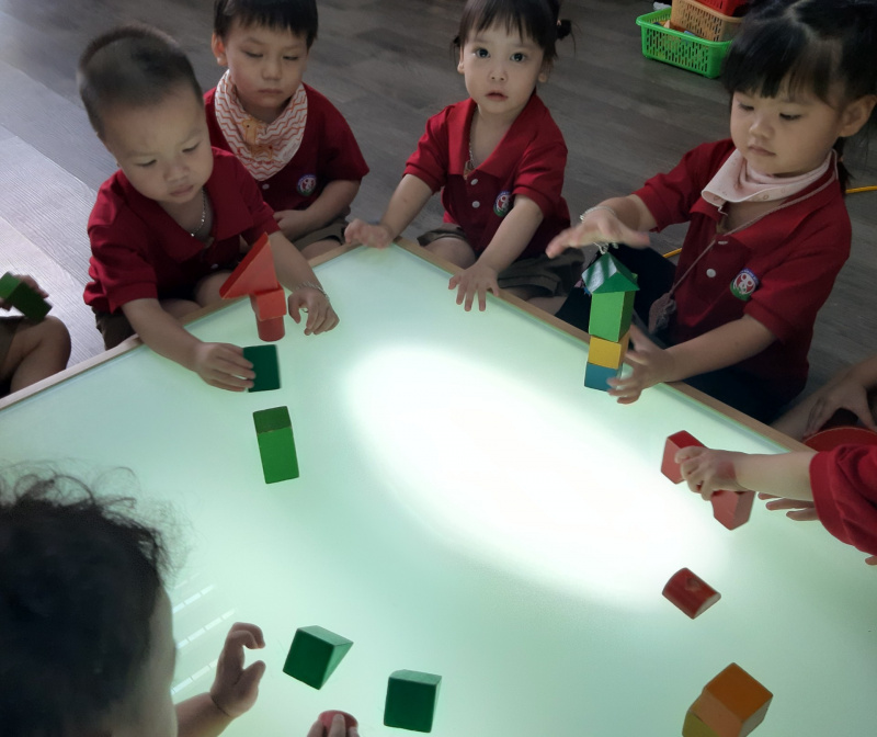 Cùng học với các bé lớp nhà trẻ nào