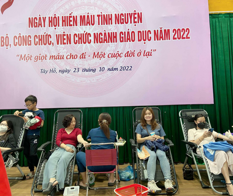 CB-GV-NV và phụ huynh học sinh tham gia hiến máu tình nguyện