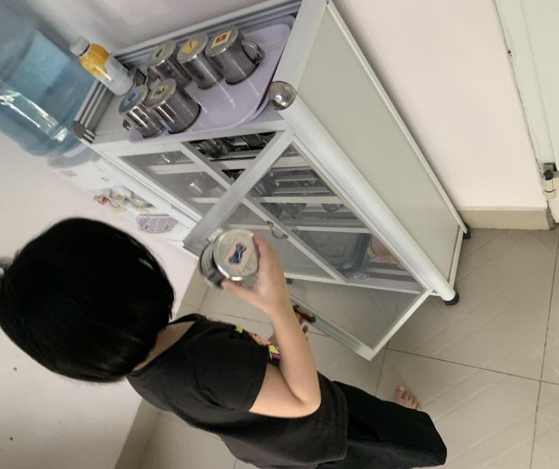 Câc bạn học sinh lớp A3 biết làm rất nhiều việc giúp đỡ cô giáo này