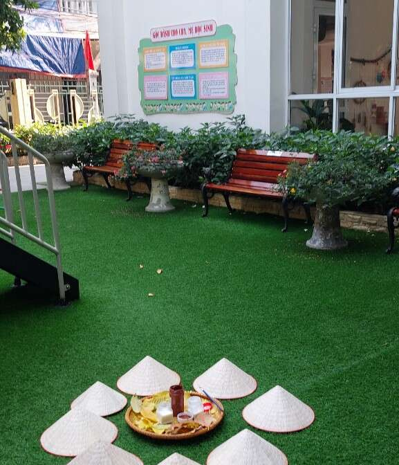 học sinh mẫu giáo lớn hào hứng với dự án " Sắc thu trên nón lá "