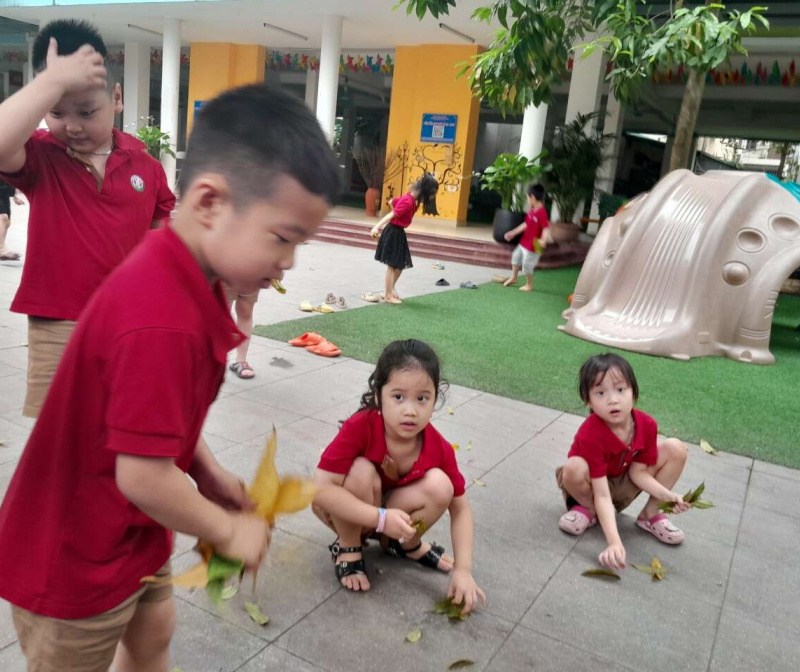 Các anh chị mẫu giáo lớn biết giúp đỡ các cô rất nhiều việc đấy