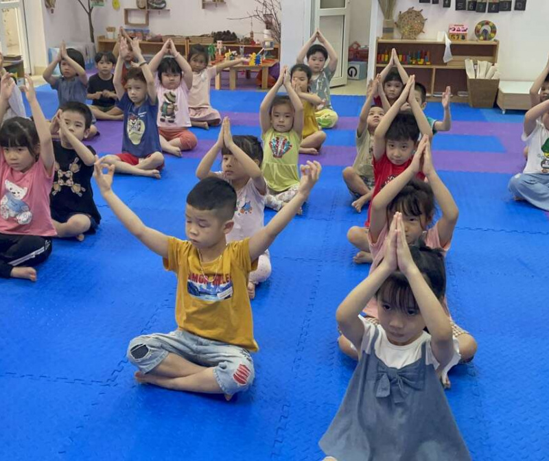 Các bé lớp A3 đến với hoạt động tập yoga