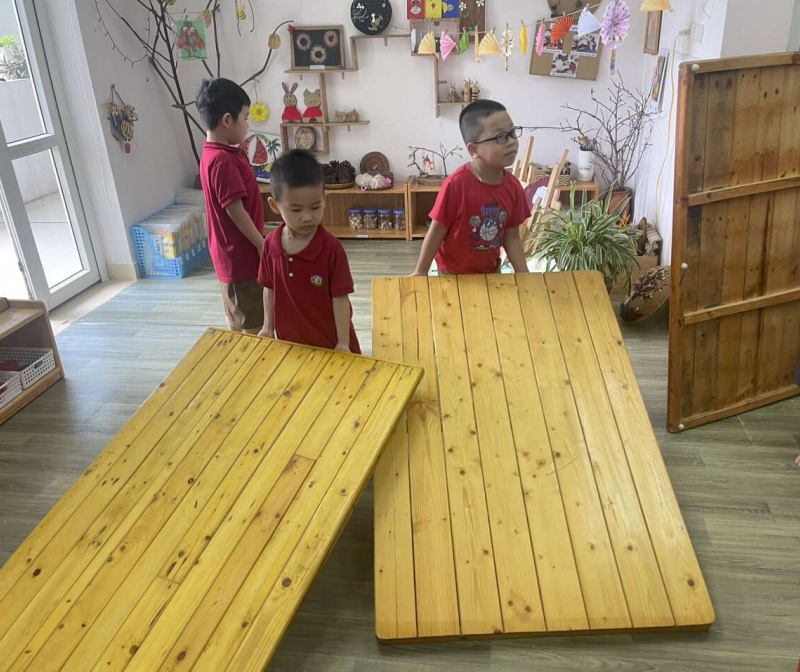 Chúng mình giúp đỡ cô các việc trên lớp đấy