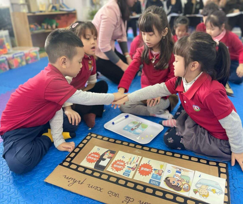 Các bé lớp A3 được xem phim tại rạp chiếu phim " Mầm non Tứ Liên"