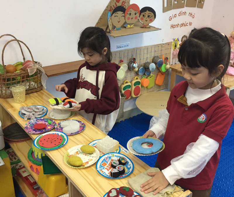 Học sinh MGL A4 cùng cô vệ sinh môi trường lớp học.Tạo không gian xanh sạch đẹp thoáng mát!