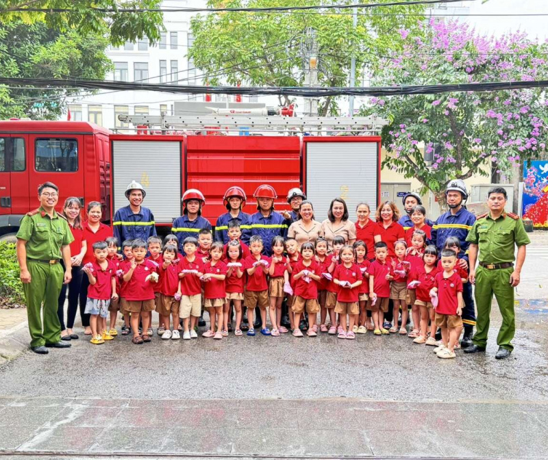 Trường mầm non Tứ Liên tổ chức thực tập phương án chữa cháy, huấn luyện kỹ năng chữa cháy, thoát nạn năm 2024