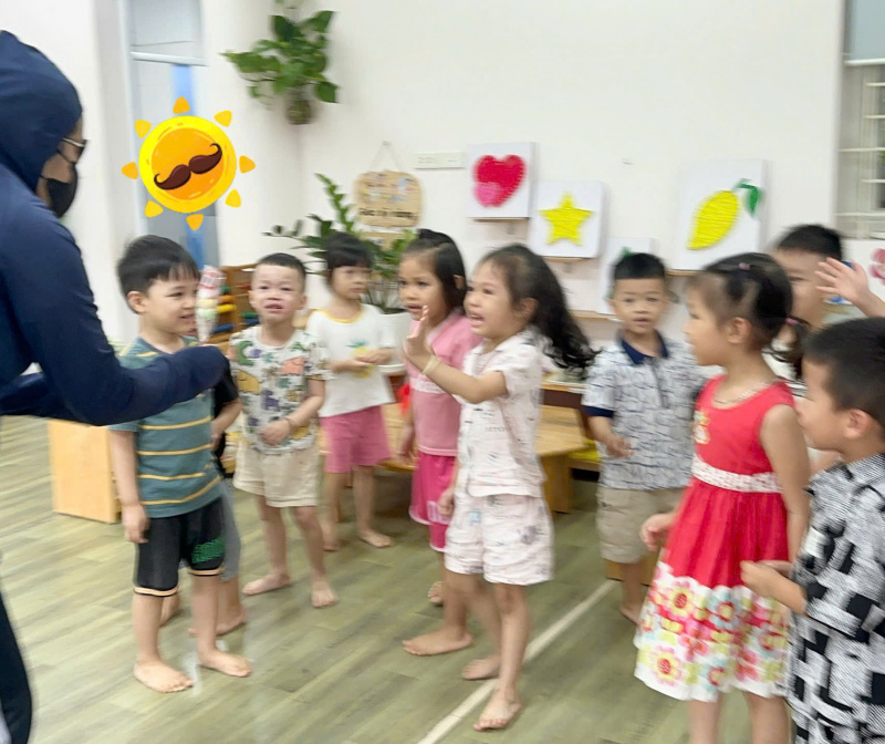 HÁO HỨC TRỞ LẠI TRƯỜNG HỌC SAU MÙA MƯA BÃO CỦA  CÁC BÉ  KHỐI MẪU GIÁO NHỠ TRƯỜNG MẦM NON TỨ LIÊN