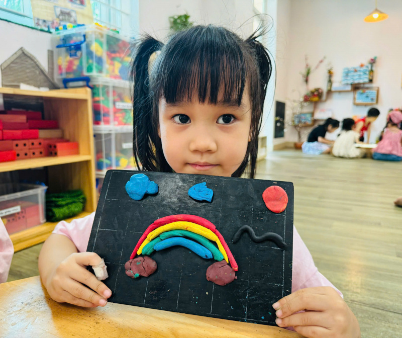🌈🌈  CÁC BÉ LỚP MGL VỚI HOẠT ĐỘNG: NẶN CẦU VỒNG