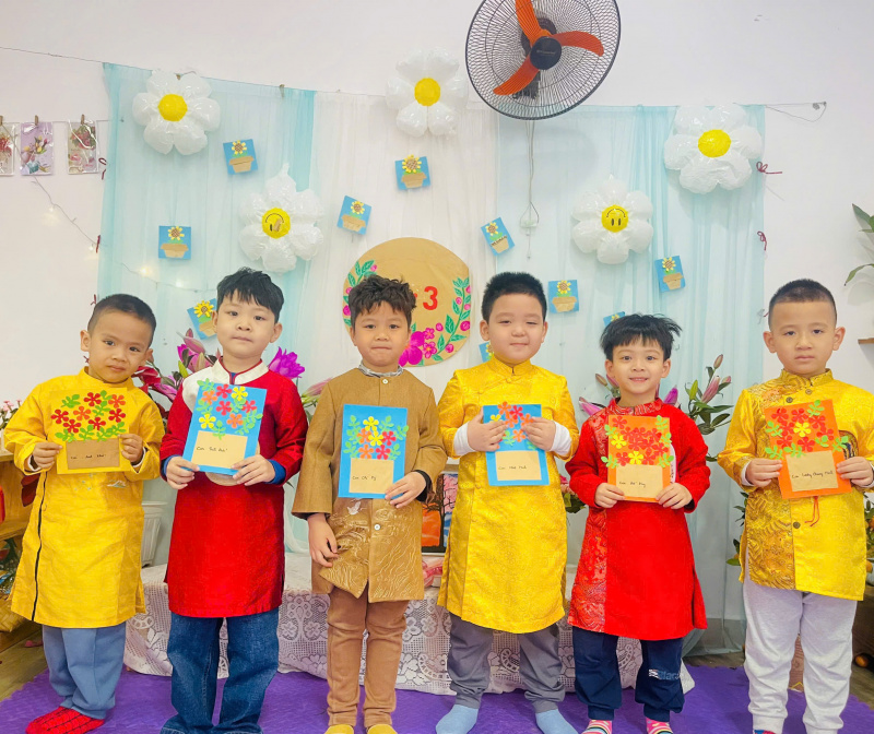 🌸 KHI NHỮNG ĐÔI TAY NHỎ LÀM NÊN NHỮNG TẤM THIỆP YÊU THƯƠNG TẶNG BÀ VÀ MẸ🌸