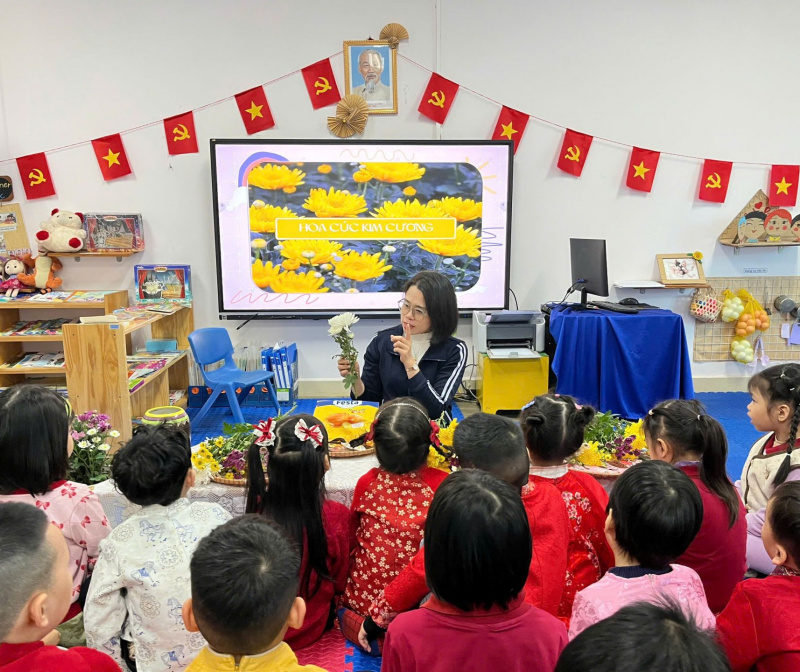 Các bé mẫu giáo lớn thích thú dự án hoa cúc