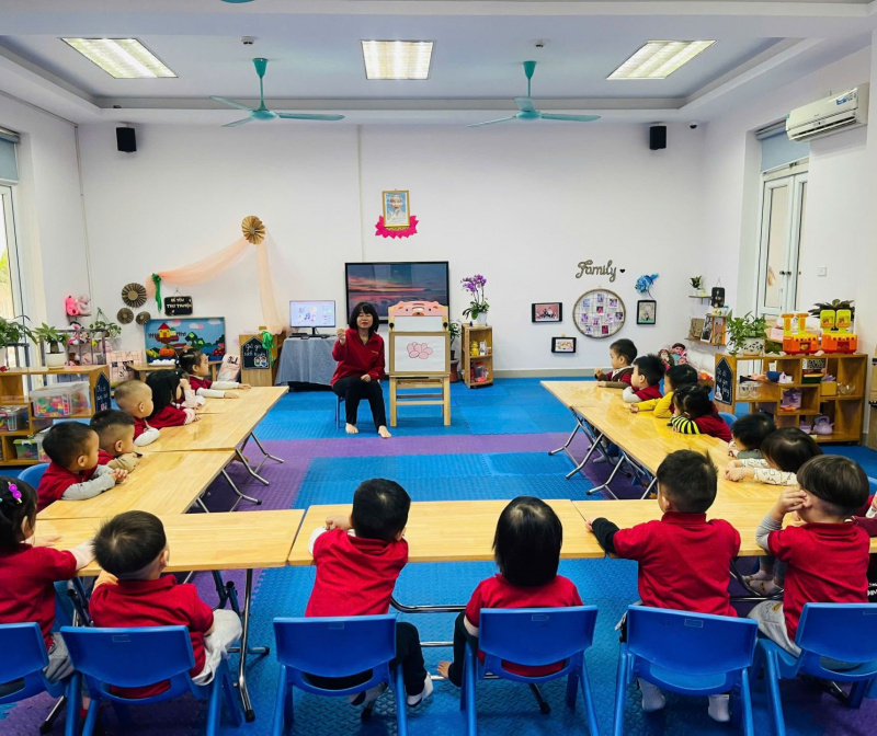 CÁC BÉ LỚP NHÀ TRẺ VỚI HOẠT ĐỘNG TẠO HÌNH: DI MÀU Ổ RƠM