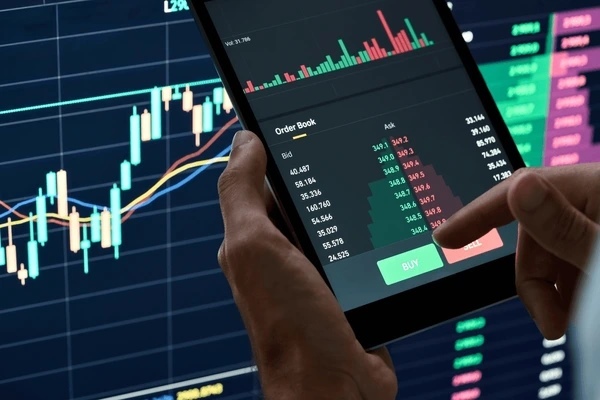 Theo dấu dòng tiền cá mập 19/06: LPB được tự doanh mua thỏa thuận "khủng"