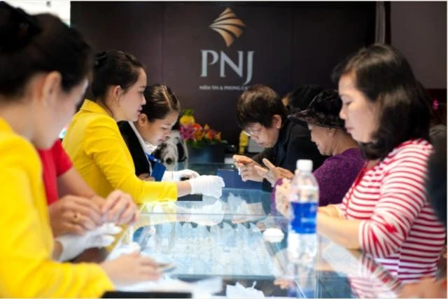 Chủ tịch lên tiếng trấn an, cổ phiếu PNJ tiếp tục 'lau sàn', gần 13,7 triệu ùn ứ chờ bán