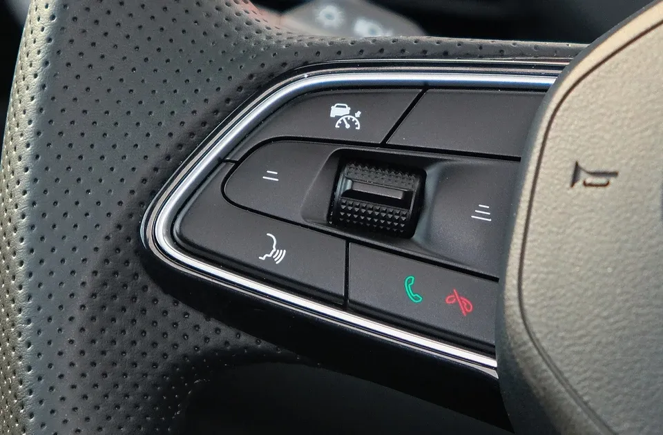 Đi cao tốc với cruise control và ACC, tài xế ô tô cần lưu ý gì để tránh đại họa?