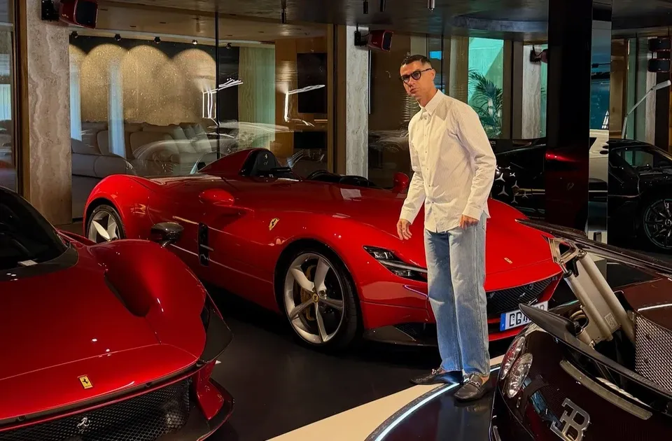 Cristiano Ronaldo khoe dàn "đồ chơi" đắt đỏ trên Facebook