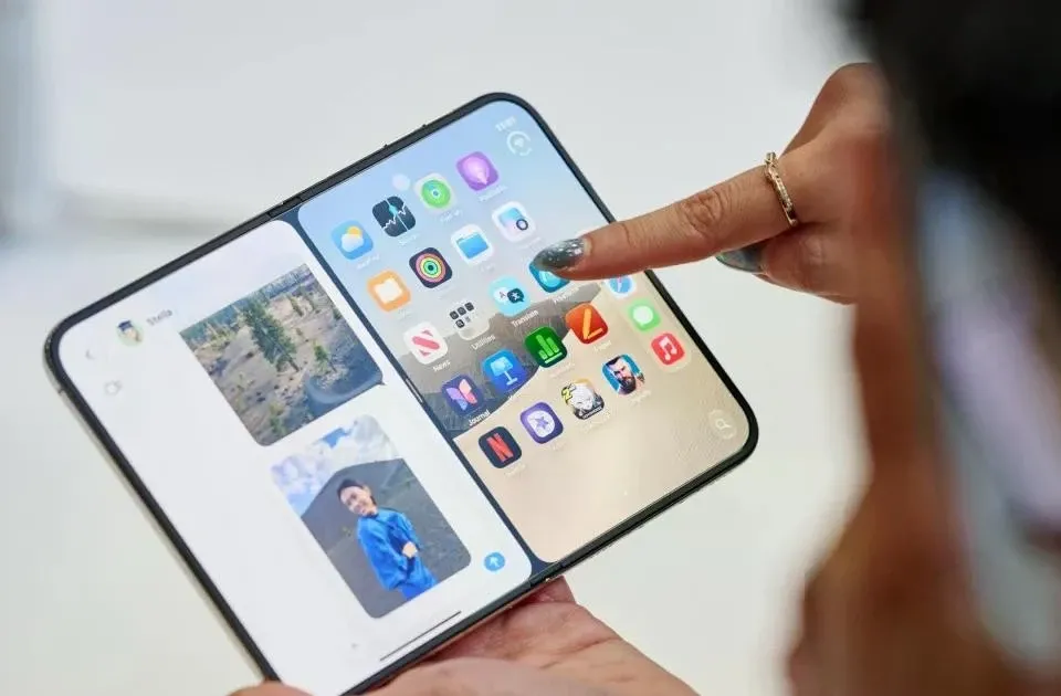 iPhone gập của Apple vừa ra mắt đã gặp “bài toán Trung Quốc”