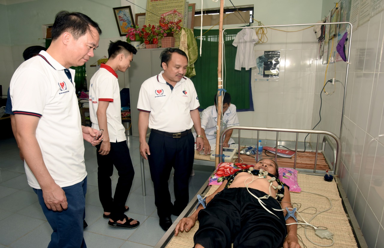 Description: http://vientimmach.vn/FileUpload/Images/lanh_o_s_y_t_va_vim_tim_mch_vit_nam_thm_hi_ng_vien_ngi_dan_c_kham_min_phi.jpg